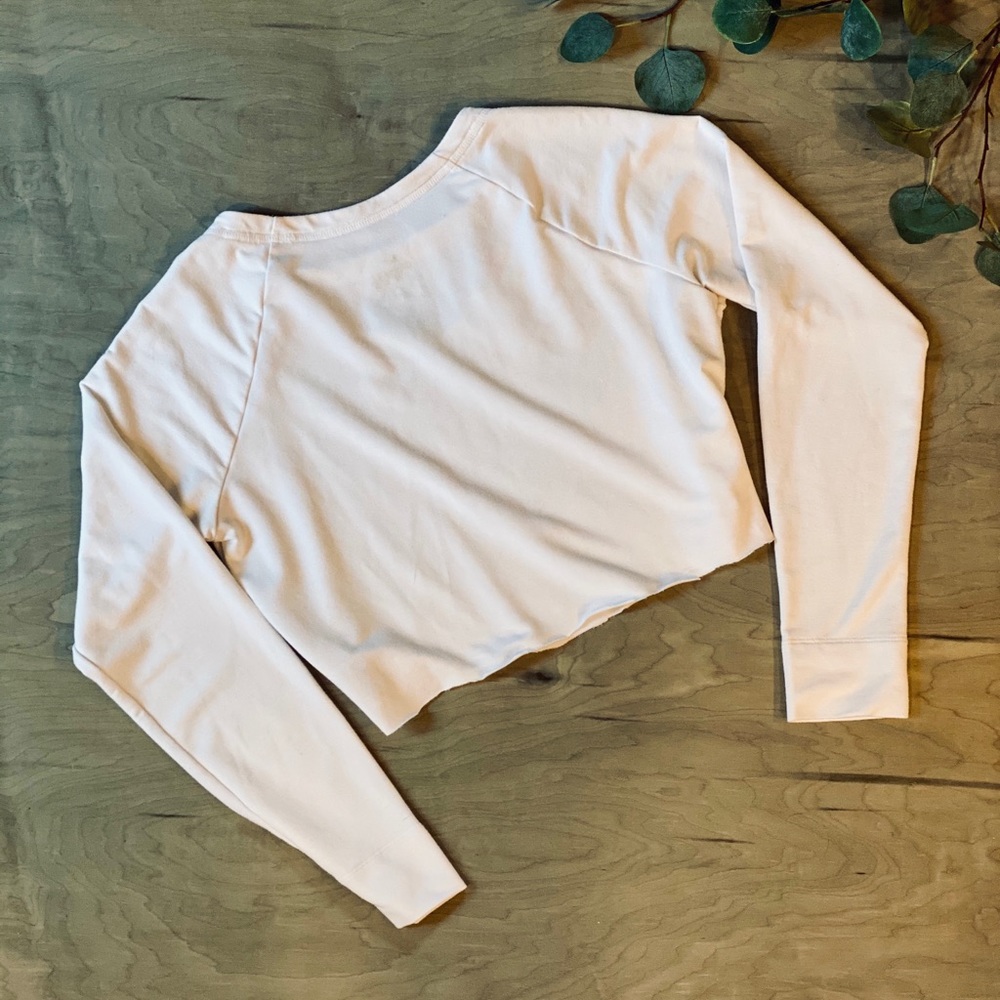 >< SOLD >< Nike Dri Fit Crop Top - Picture 2 of 3